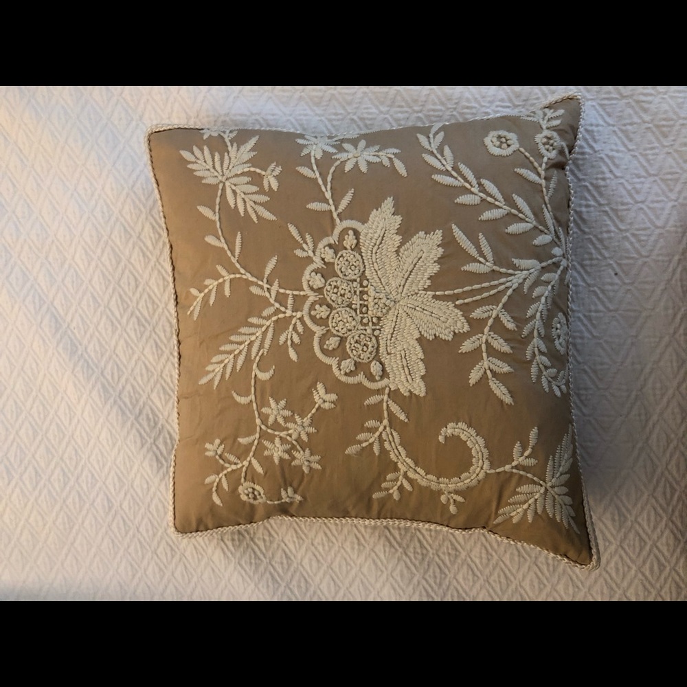 Throw pillow with cotton embroidered flowers